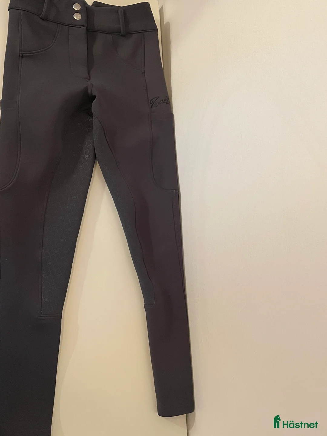 Ridbyxor ryttarutrustning till salu: Olivgröna Zaczess ridbyxor till salu i Södertälje - Annons 1