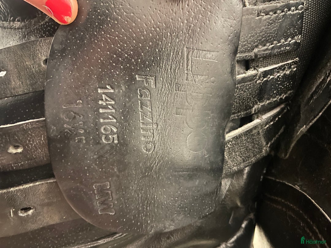 Sadlar hästutrustning till salu: Lippo Fazzino Sadel 16,5 tum Svart i Växjö - Annons 7