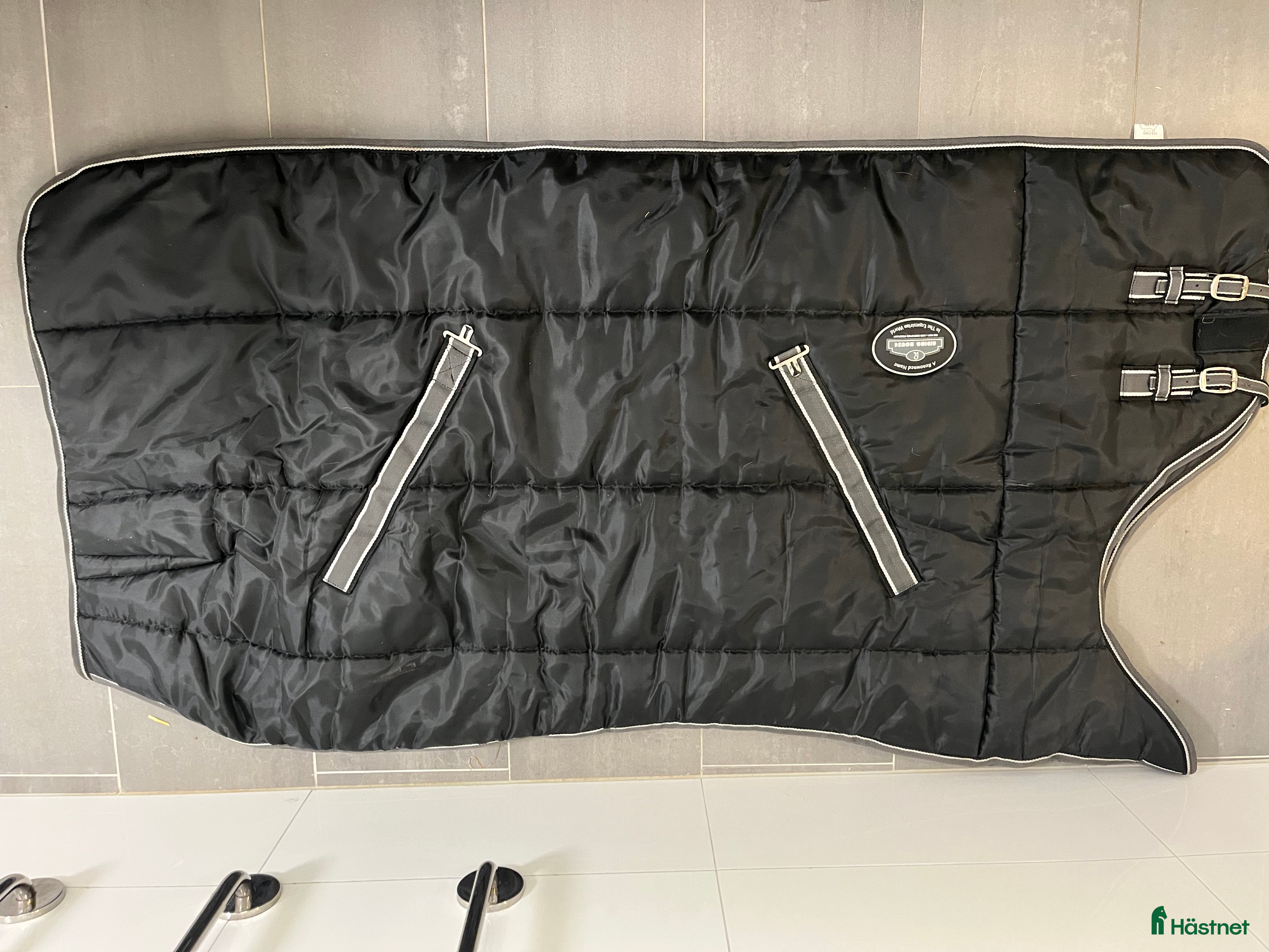 Täcken hästutrustning till salu: Fint, tjockt stalltäcke  i Hörby - Annons 1