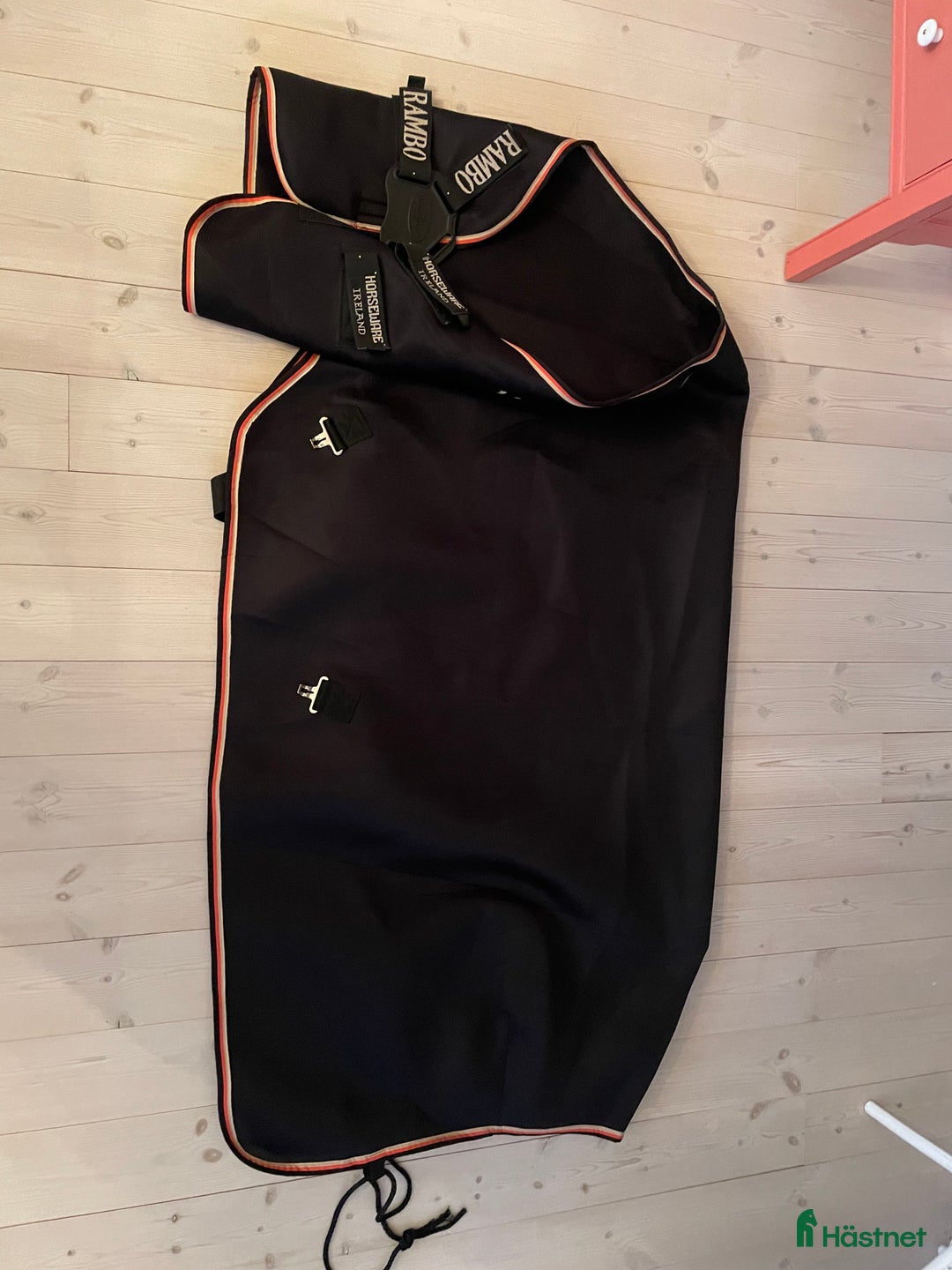 Täcken hästutrustning till salu: Svettäcke i Sävedalen - Annons 1