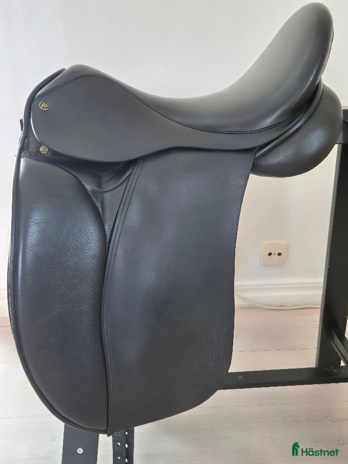 Sadlar hästutrustning till salu: Fin dressyrsadel i Färjestaden - Annons 11