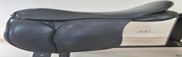 Sadlar hästutrustning till salu: Fin dressyrsadel i Färjestaden - Annons 1