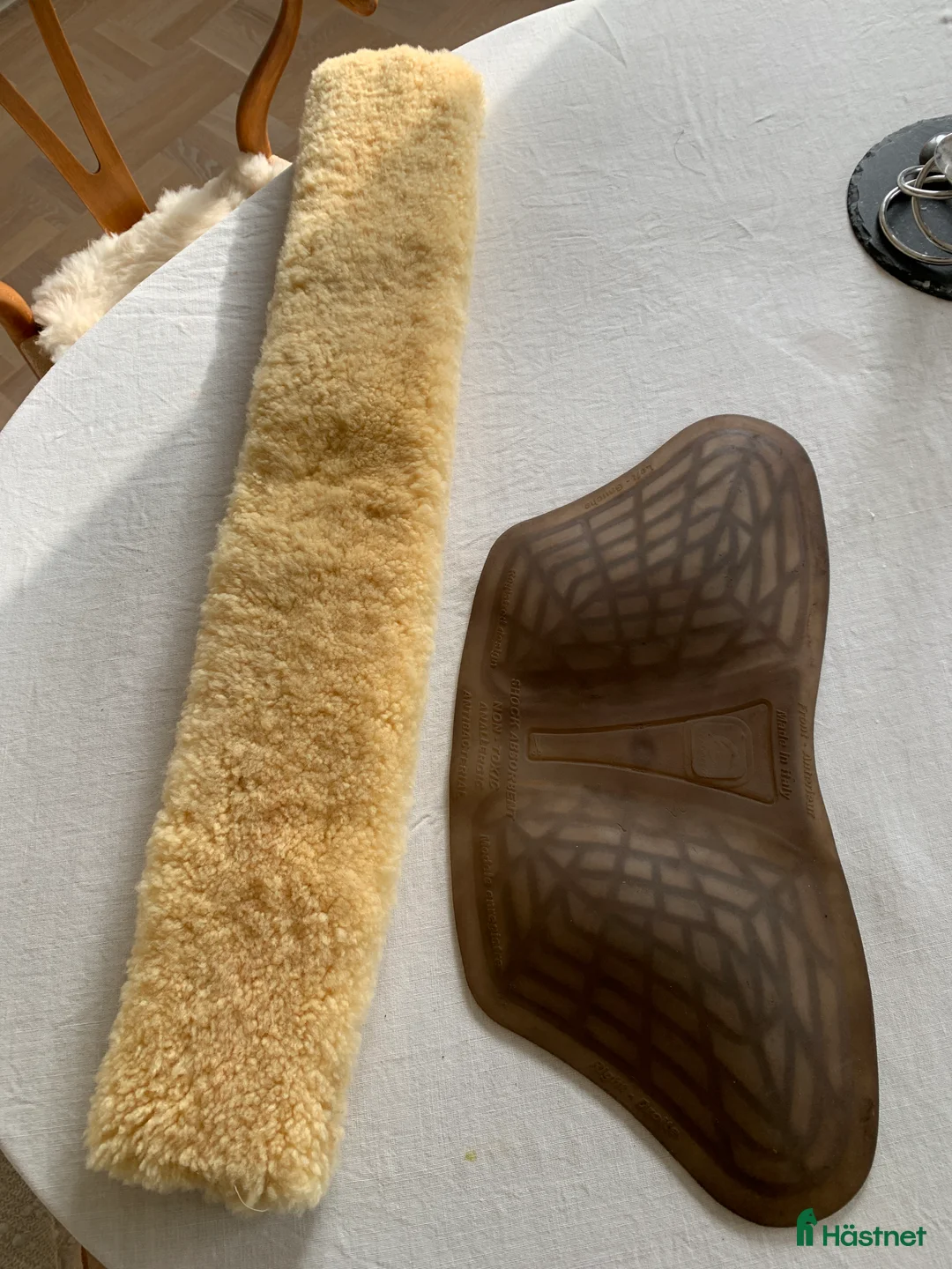 Sadeltillbehör hästutrustning till salu: Acavallo frontlifter och fårskinnstunnel - Annons 1