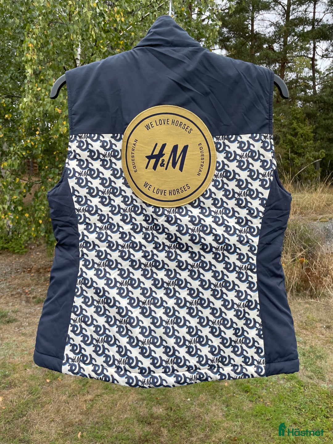 Jackor & Kavajer ryttarutrustning till salu: HM We Love Horses väst i Stockholm - Annons 2