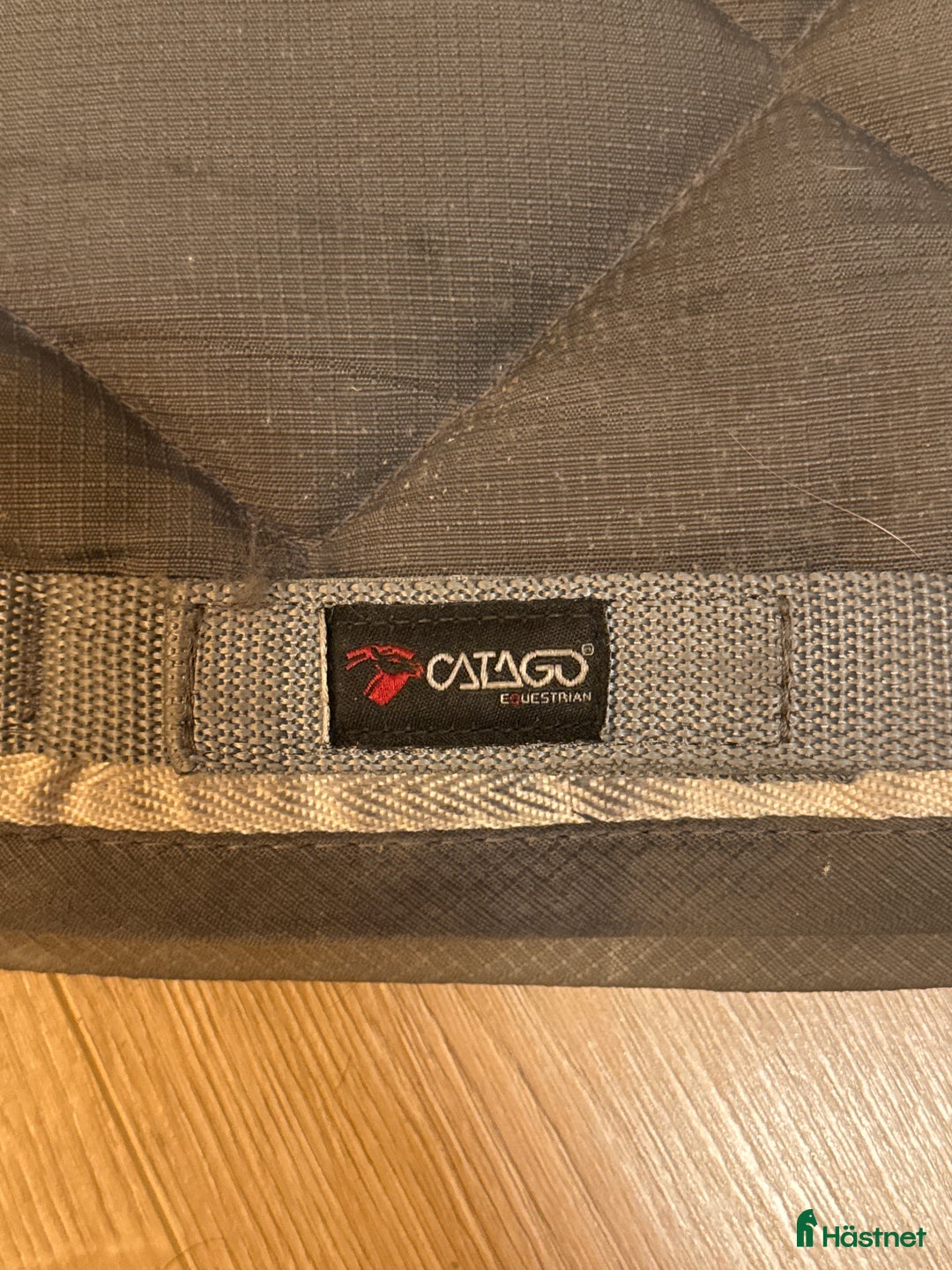 Schabrak & Vojlockar hästutrustning till salu: Grått Catago schabrak i Malmköping - Annons 3