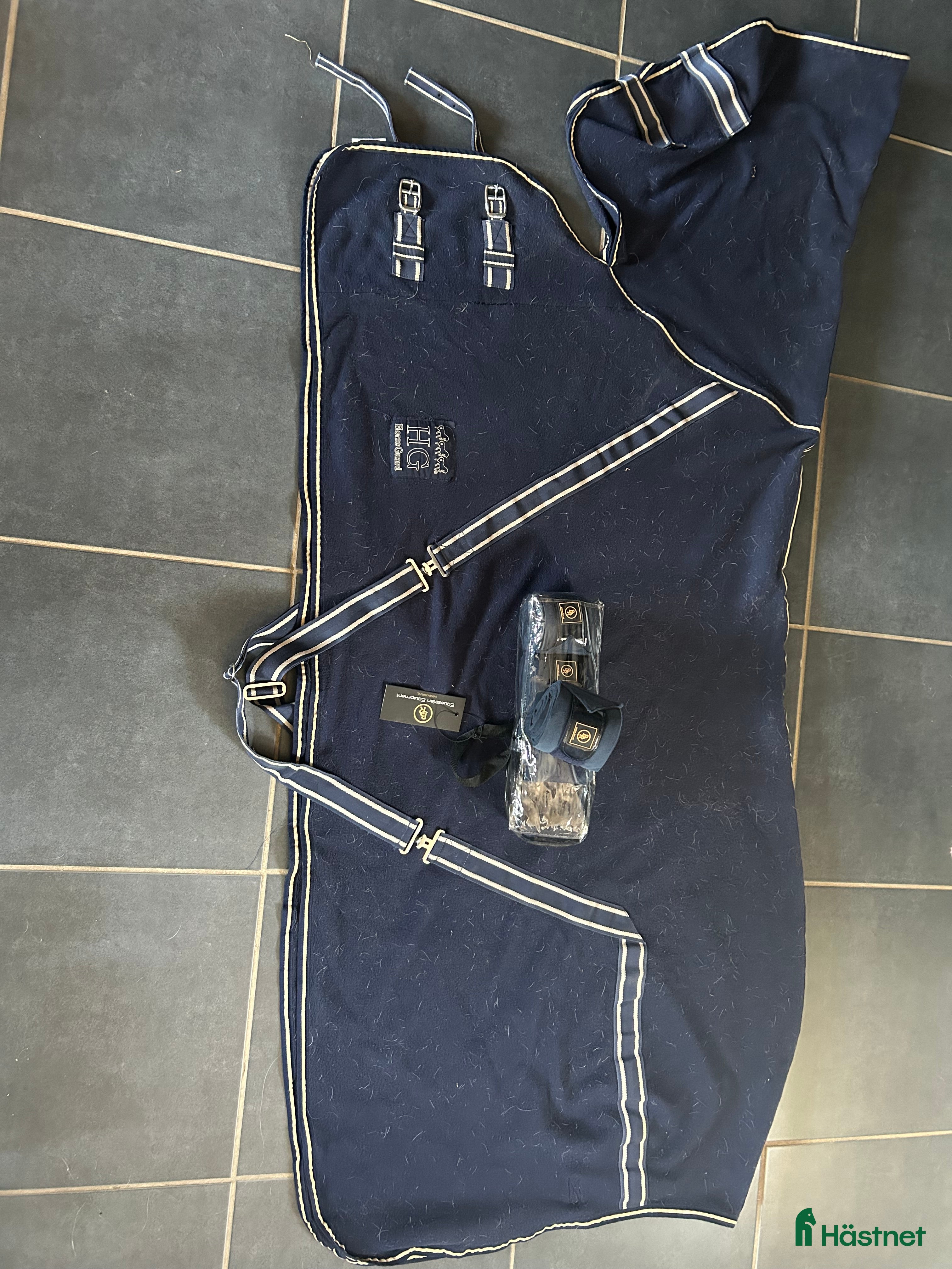 Täcken hästutrustning till salu: Fleecetäcken stl.125 + nya BR lindor - Annons 11