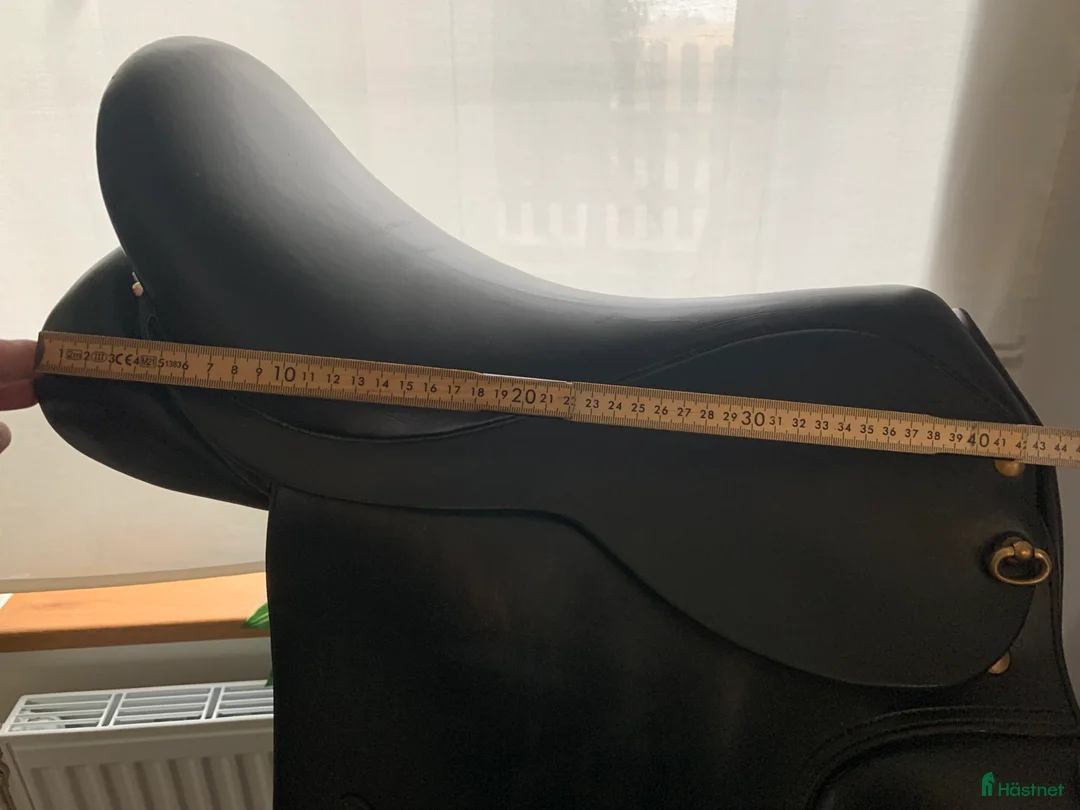 Sadlar hästutrustning till salu: Snygg välskött Karlslund sadel i Vellinge - Annons 10