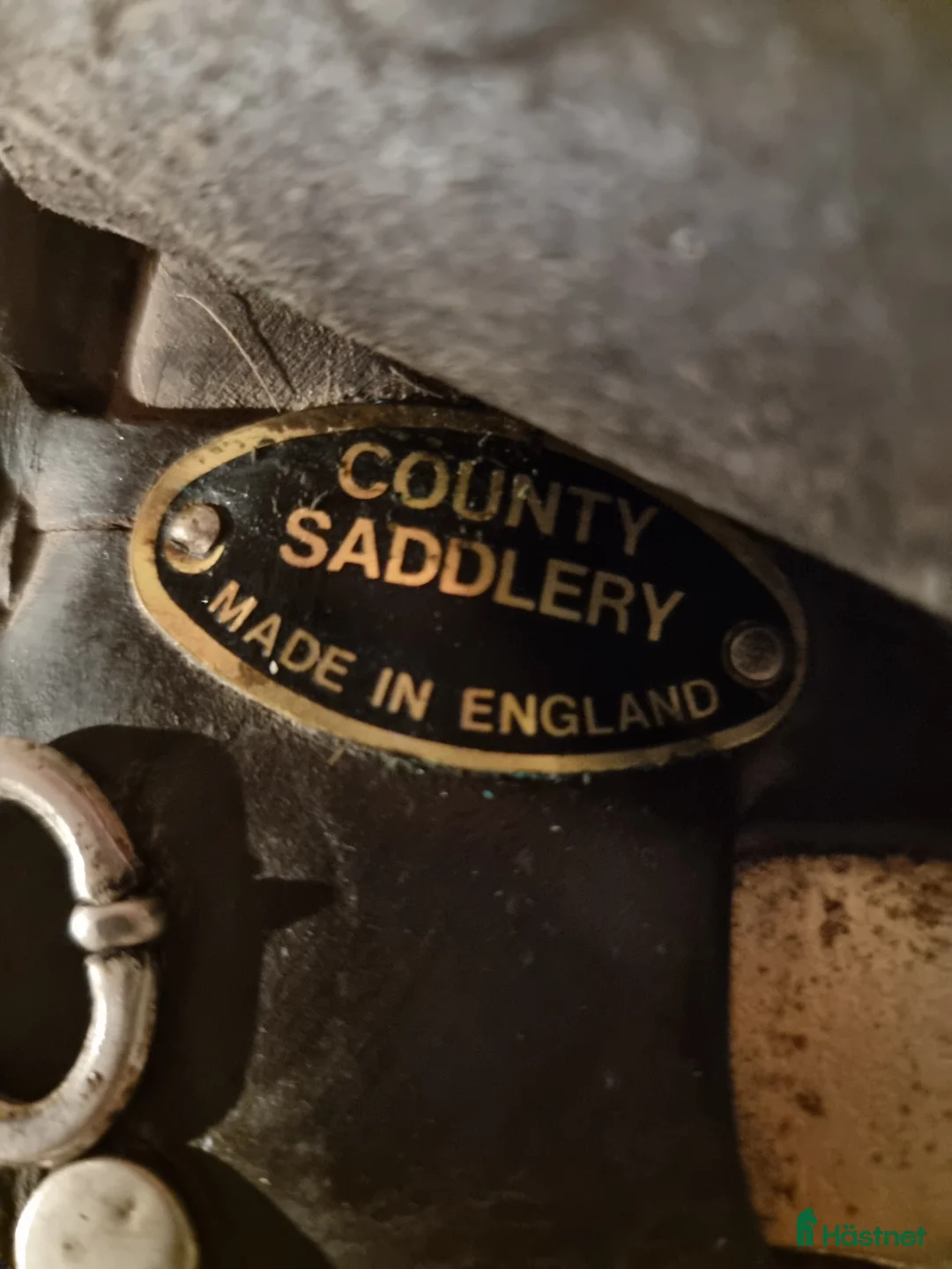 Sadlar hästutrustning till salu: Brun dressyrsadel i Hudiksvall - Annons 5