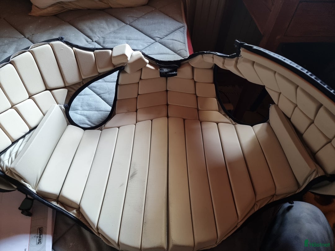 Säkerhetsvästar ryttarutrustning till salu: Racesafe Adult M Regular i Knäred - Annons 4