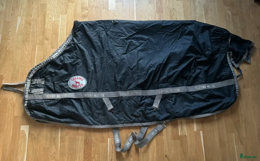 Täcken hästutrustning till salu: Täcke  i Eskilstuna - Annons 1