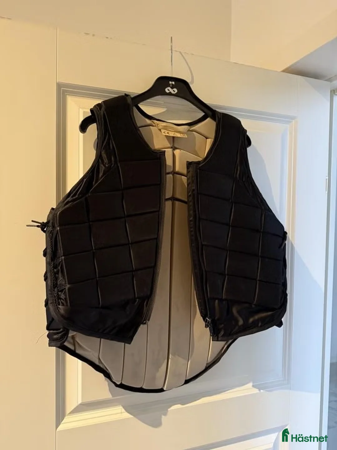 Säkerhetsvästar ryttarutrustning till salu: Racesafe svart ridväst barn XL regular i Gävle - Annons 1