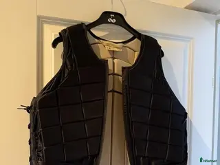 Säkerhetsvästar ryttarutrustning till salu: Racesafe svart ridväst barn XL regular i Gävle - Annons 24