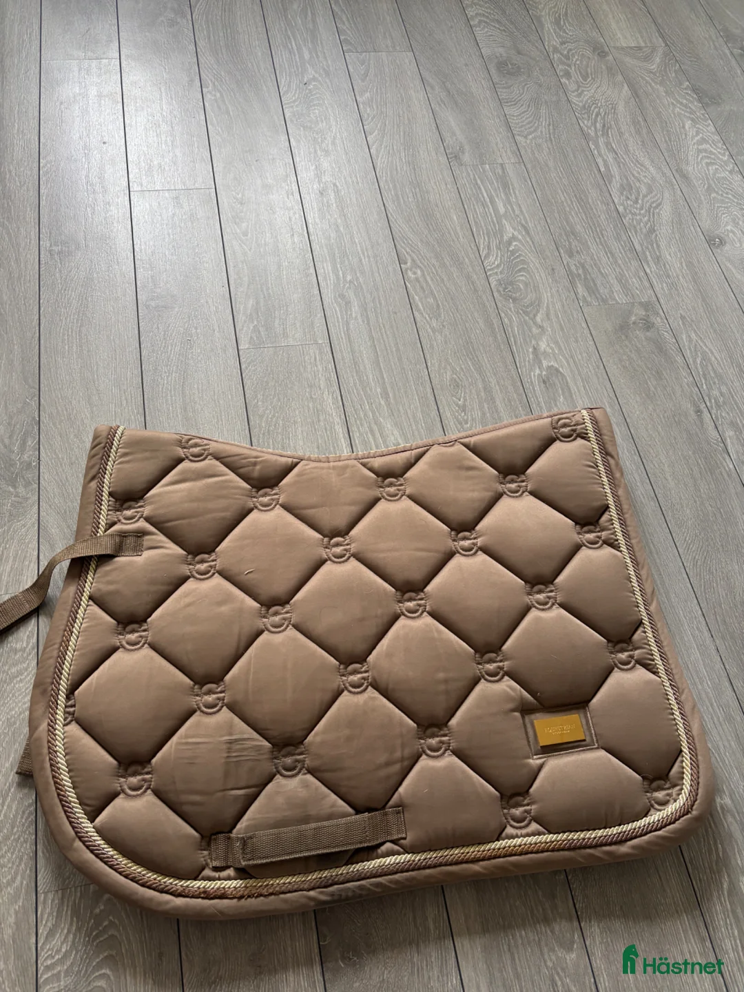 Schabrak & Vojlockar hästutrustning till salu: Nästan oanvänt equestrian stockholm schabrak  - Annons 1