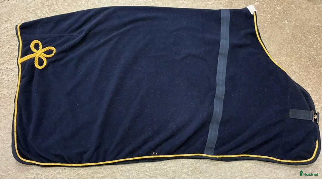 Täcken hästutrustning till salu: Fleecetäcken till ponny i Munsö - Annons 4