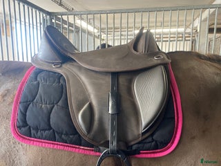 Sadlar hästutrustning till salu: Edix Courville i Ösmo - Annons 2