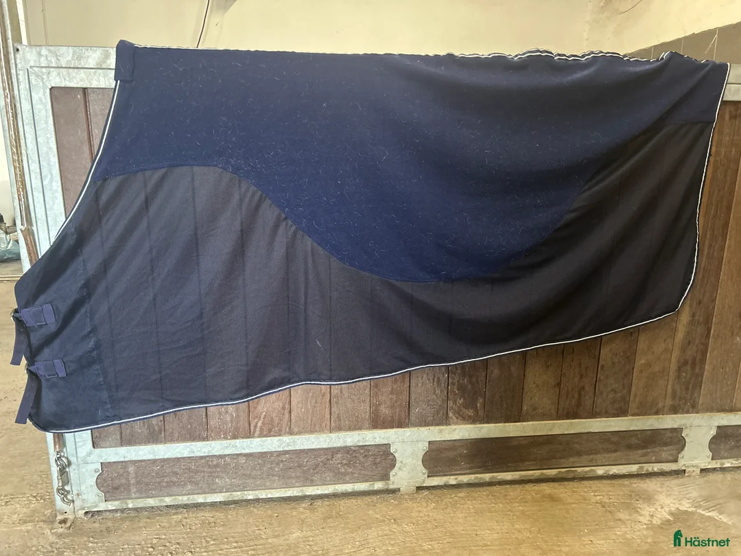 Täcken hästutrustning till salu: Fleece/nättäcken stl.165 i Vellinge - Annons 2