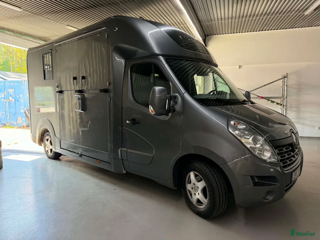 Hästlastbilar  fordon & transport till salu: STX hästlastbil med 3 sits och stor sadelkammare!  - Annons 2