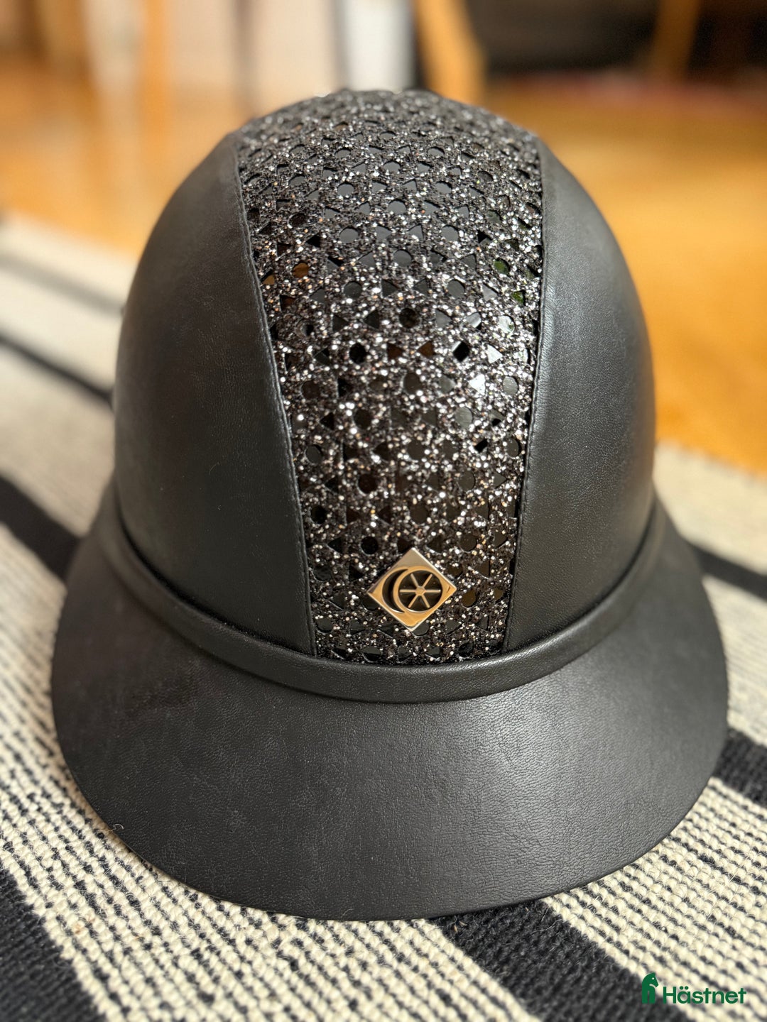 Hjälmar ryttarutrustning till salu: Charles Owen Sp8 plus sparkly leather look i Strängnäs - Annons 1