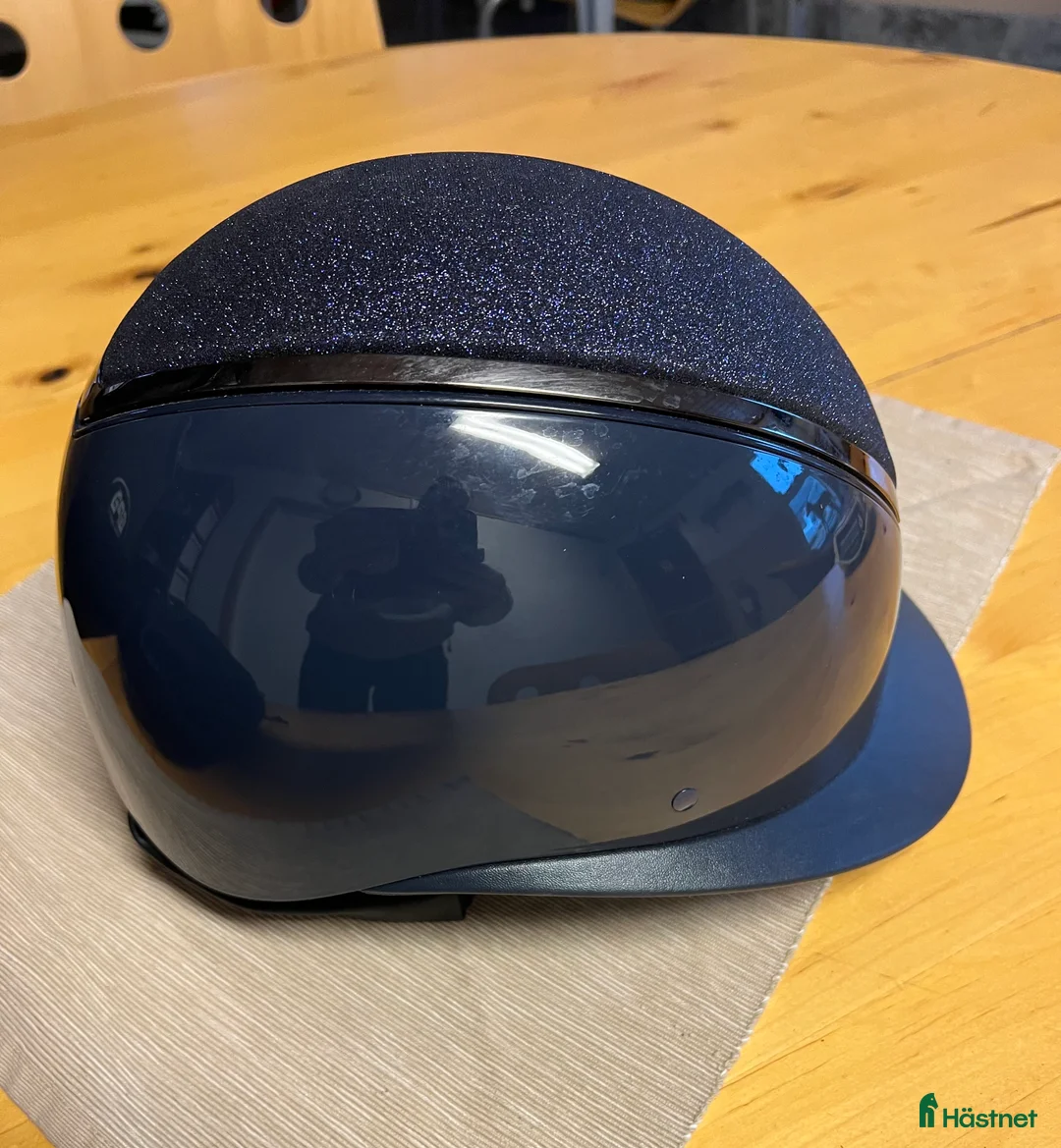 Hjälmar ryttarutrustning till salu: Superfin hjälm Charles Owen i Ödsmål - Annons 2