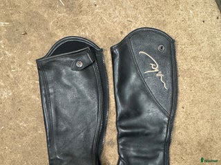 Ridstövlar ryttarutrustning till salu: Svarta shortchaps från dyón i Skövde - Annons 19