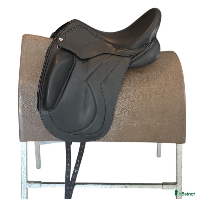 Sadlar hästutrustning till salu: Ideal T&T adjustable dressyr 17"/MW - Annons 1