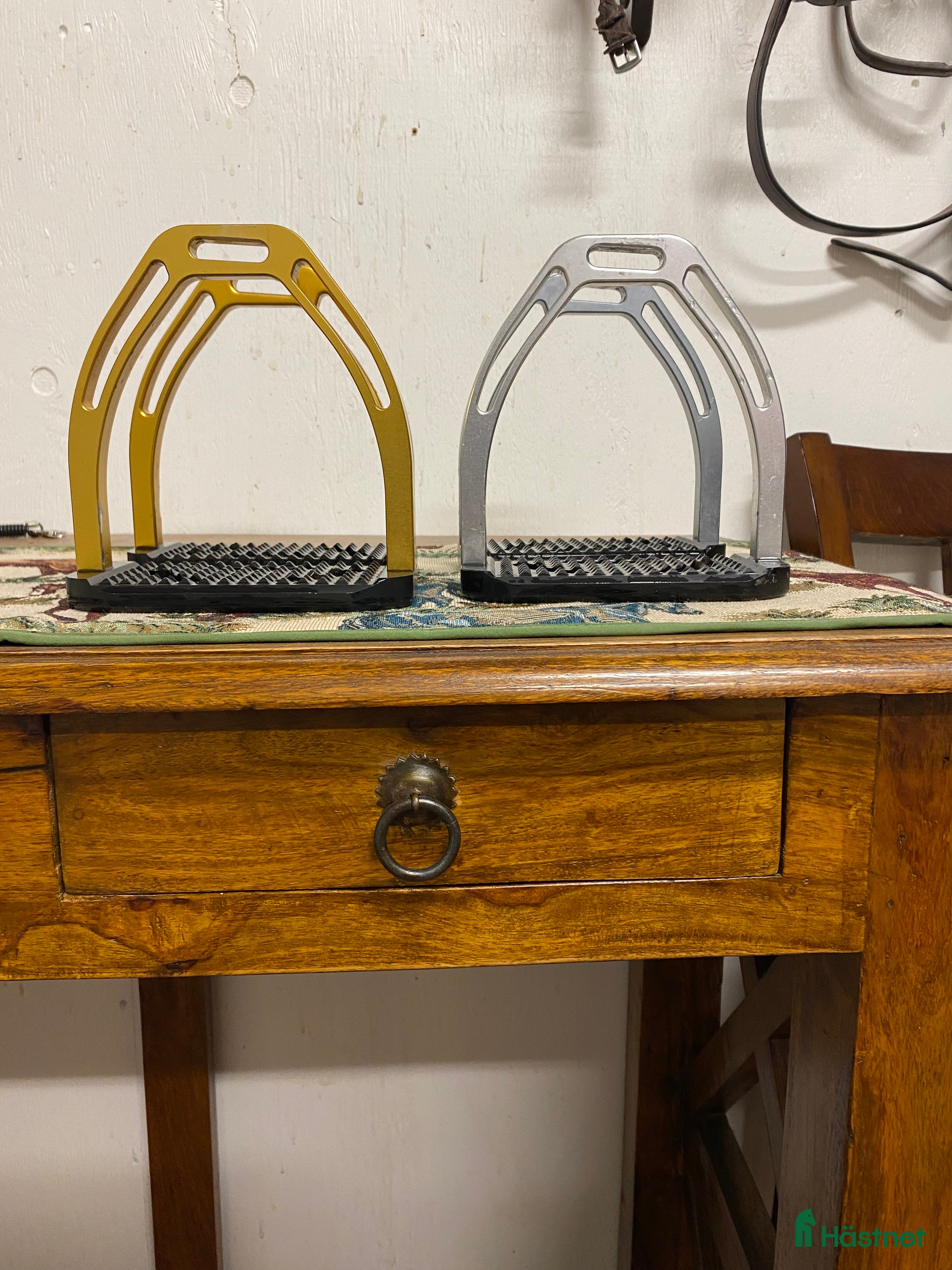 Stigbyglar hästutrustning till salu: Equipe stigbyglar  i Björklinge - Annons 20