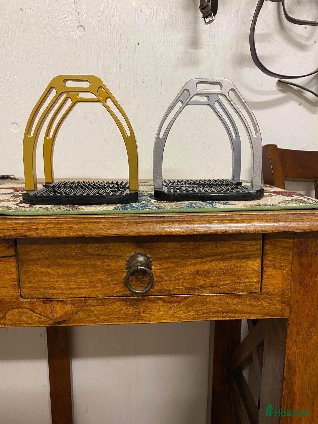 Stigbyglar hästutrustning till salu: Equipe stigbyglar  i Björklinge - Annons 1