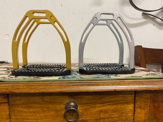 Stigbyglar hästutrustning till salu: Equipe stigbyglar i Björklinge - Annons 15