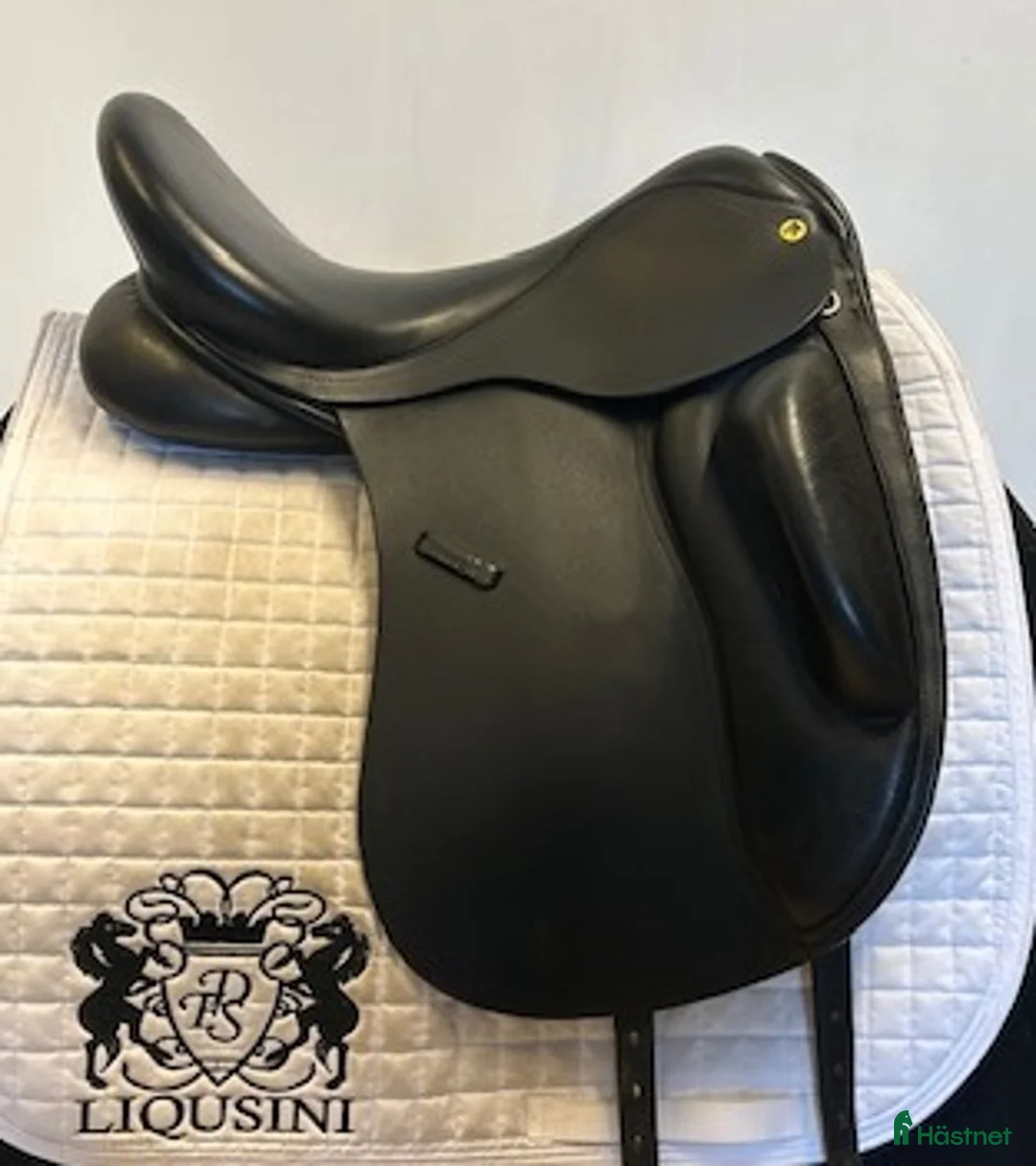 Sadlar hästutrustning till salu: Dressyrsadel Anatomica Cygnus Short Roll 18" - Annons 1