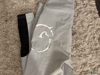 Ridbyxor ryttarutrustning till salu: Ljusgråa Vestrum ridbyxor - Annons 2