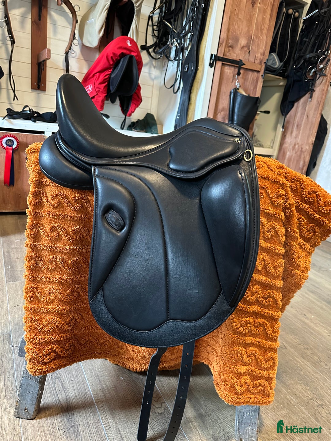 Sadlar hästutrustning till salu: Dressyrsadel i Hova - Annons 1