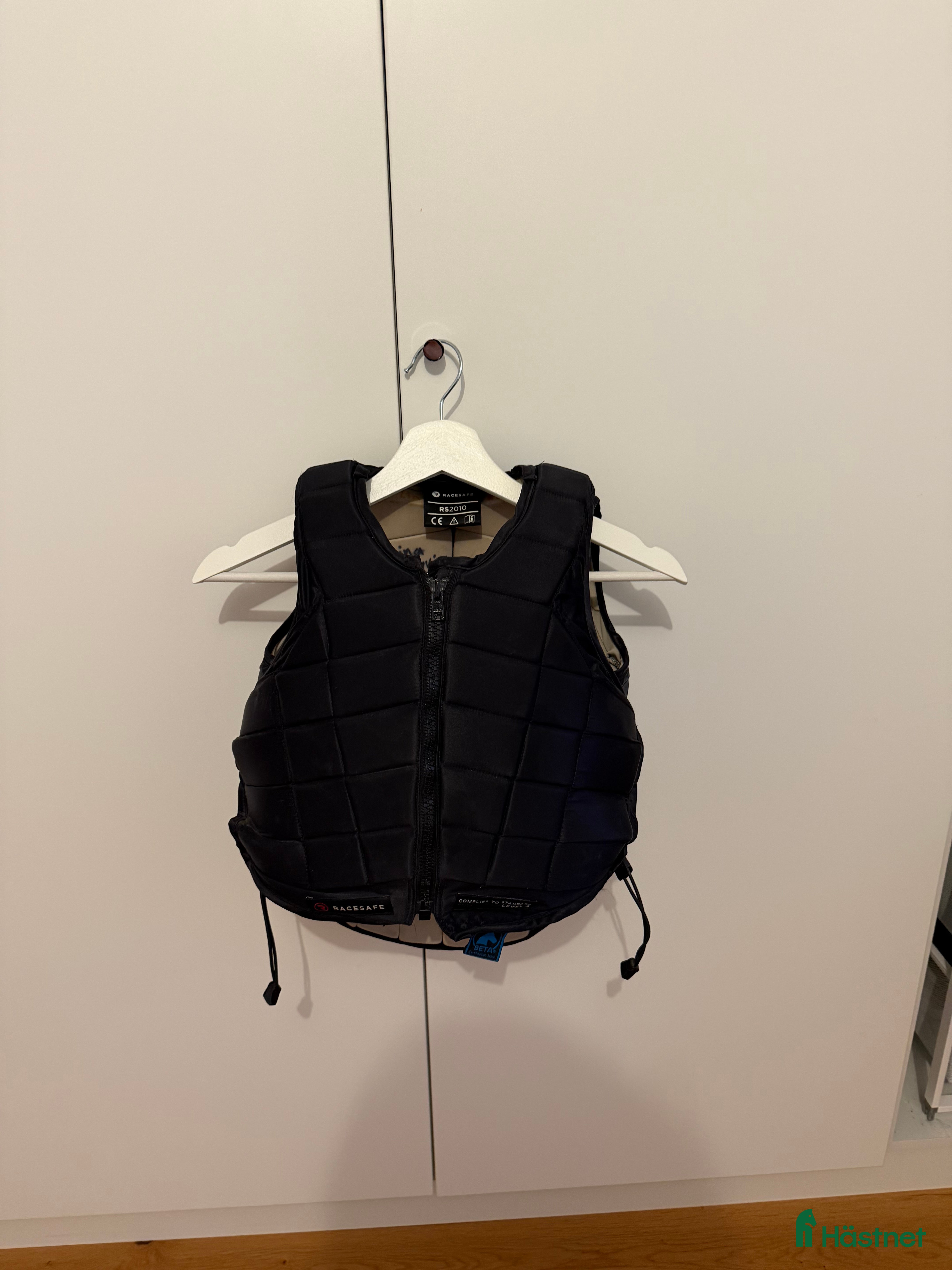 Säkerhetsvästar ryttarutrustning till salu: Racesafe ridväst  - Annons 1