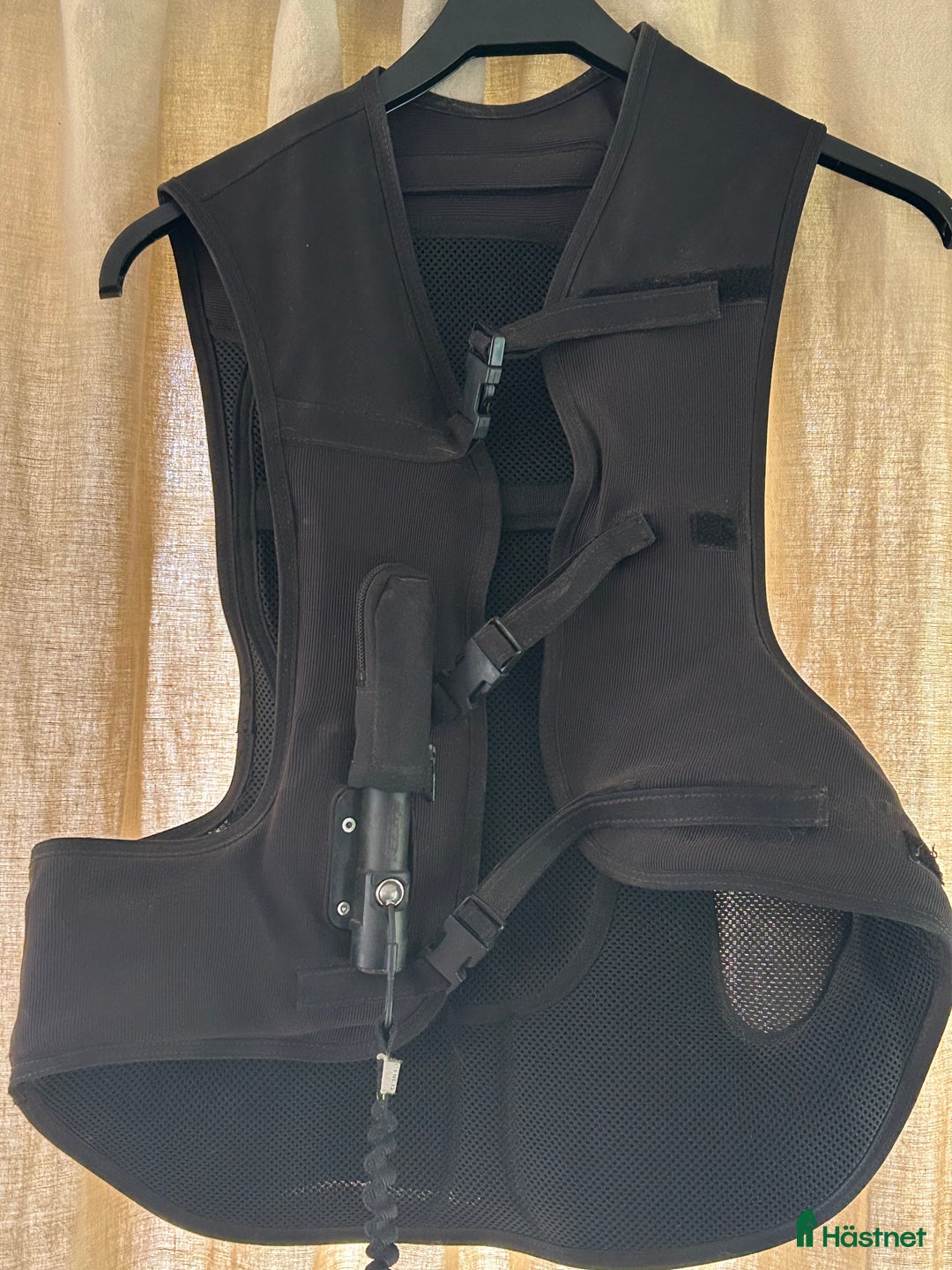 Säkerhetsvästar ryttarutrustning till salu: Helite säkerhetsväst (child M) i Arboga - Annons 1