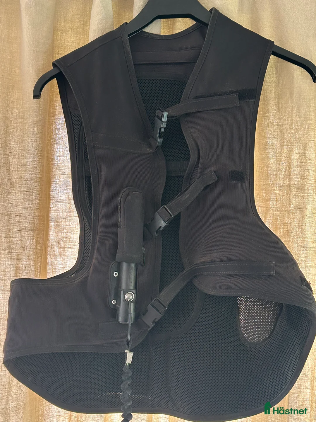 Säkerhetsvästar ryttarutrustning till salu: Helite säkerhetsväst (child M) i Arboga - Annons 1