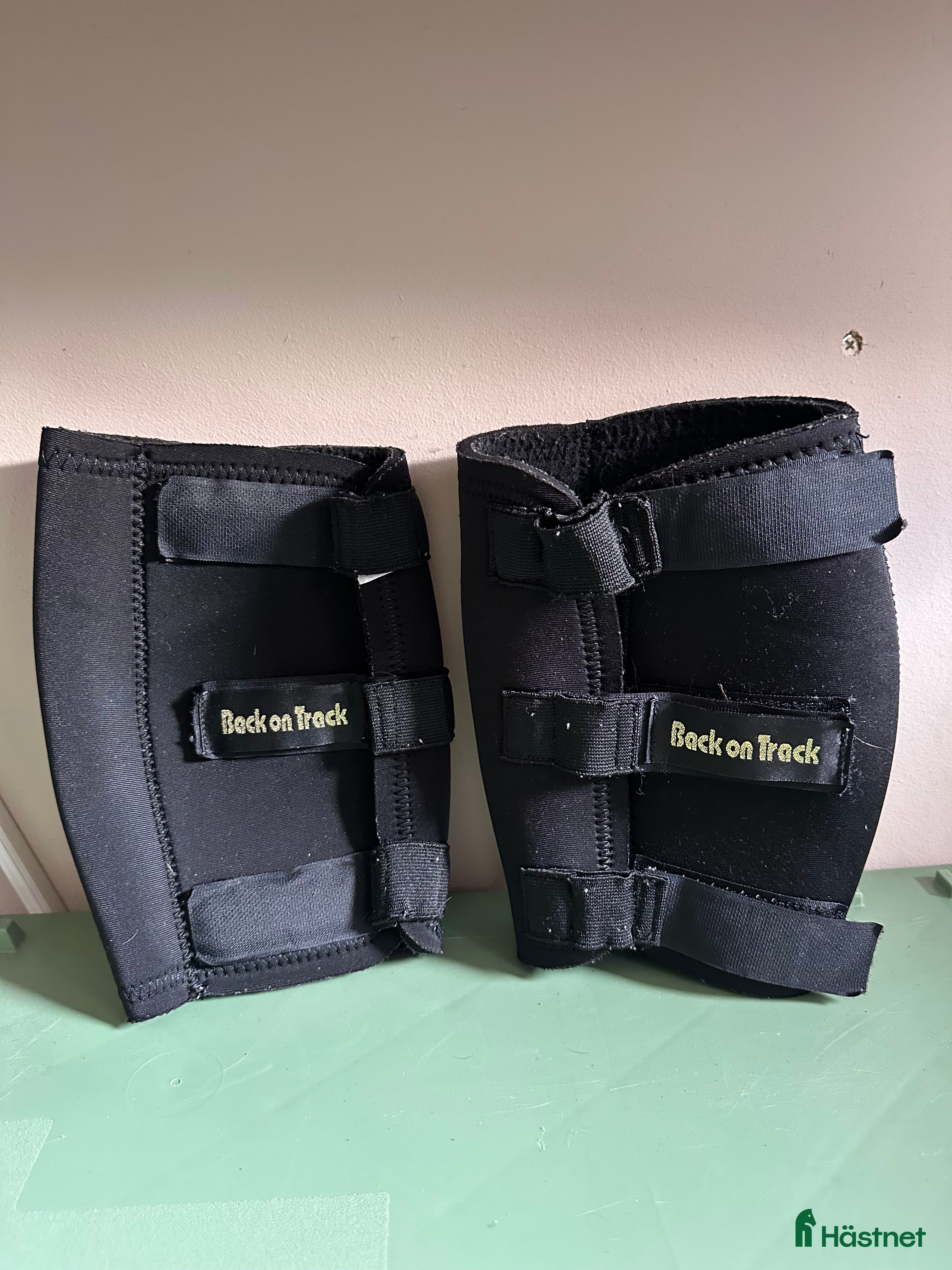 Benskydd hästutrustning till salu: Framknäskydd BoT i Perstorp - Annons 24