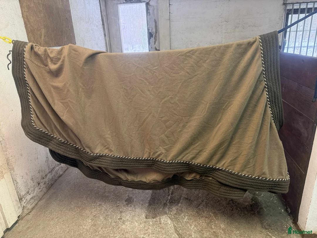Täcken hästutrustning till salu: Brunt fleece täcke - Annons 1