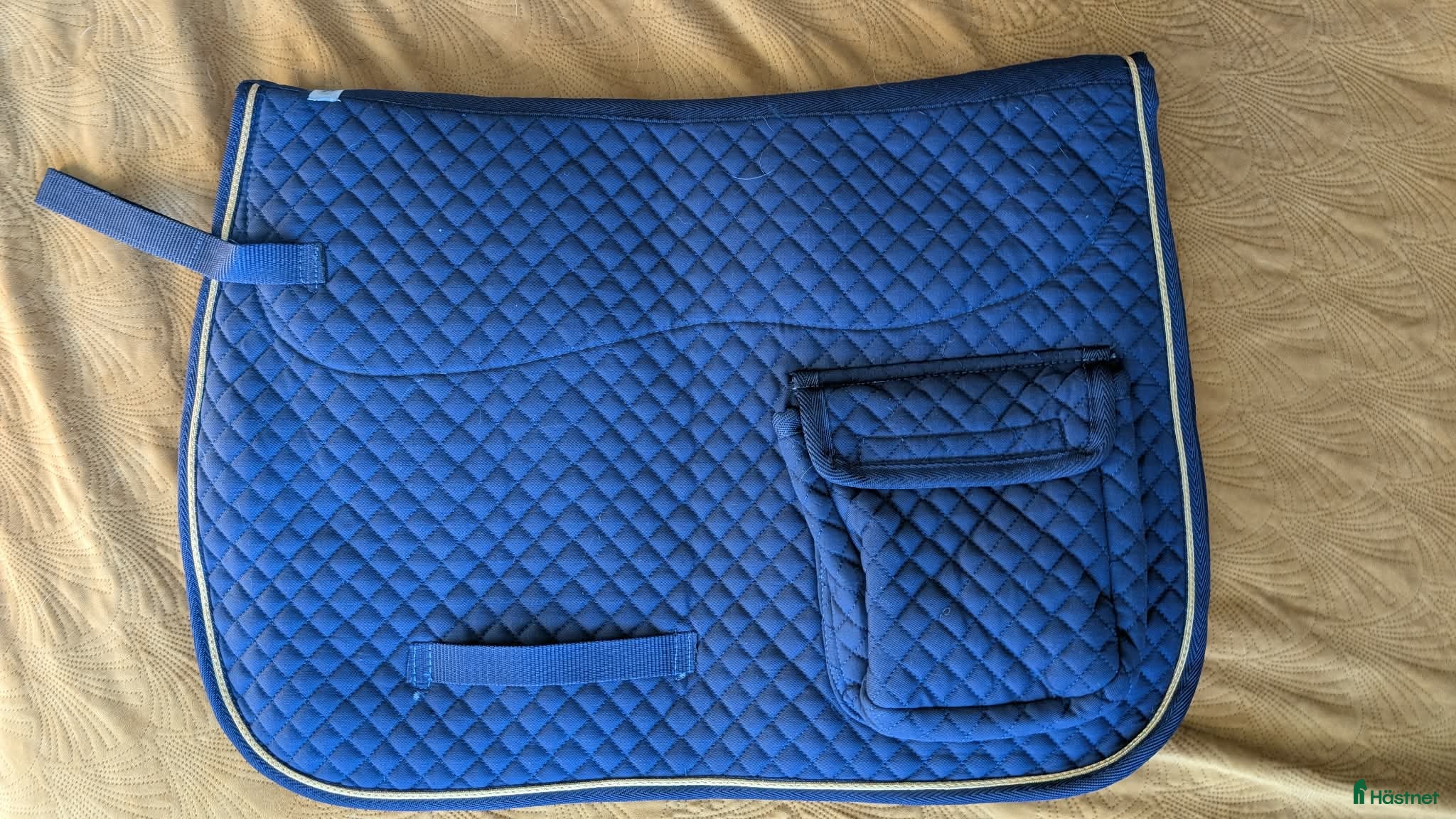 Schabrak & Vojlockar hästutrustning Schabrak med ficka, marinblå med guldkant - Annons 4