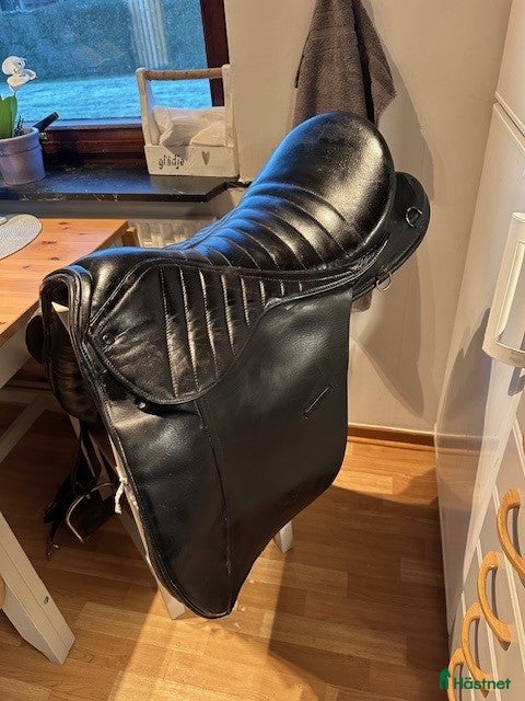 Sadlar hästutrustning till salu: Islands sadel, unghästsadel 18 tum m tillbehör i Kattarp - Annons 1