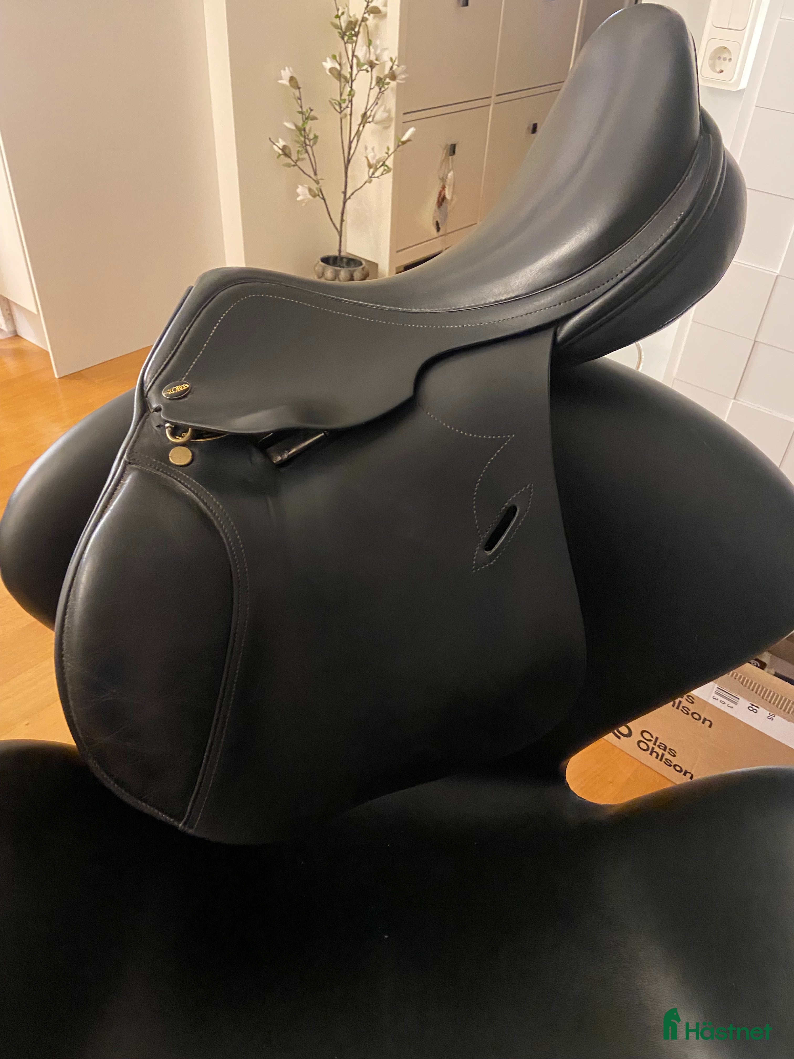 Sadlar hästutrustning till salu: Välvårdad Globus Noble 17,5. Medium/wide i Karlstad - Annons 18