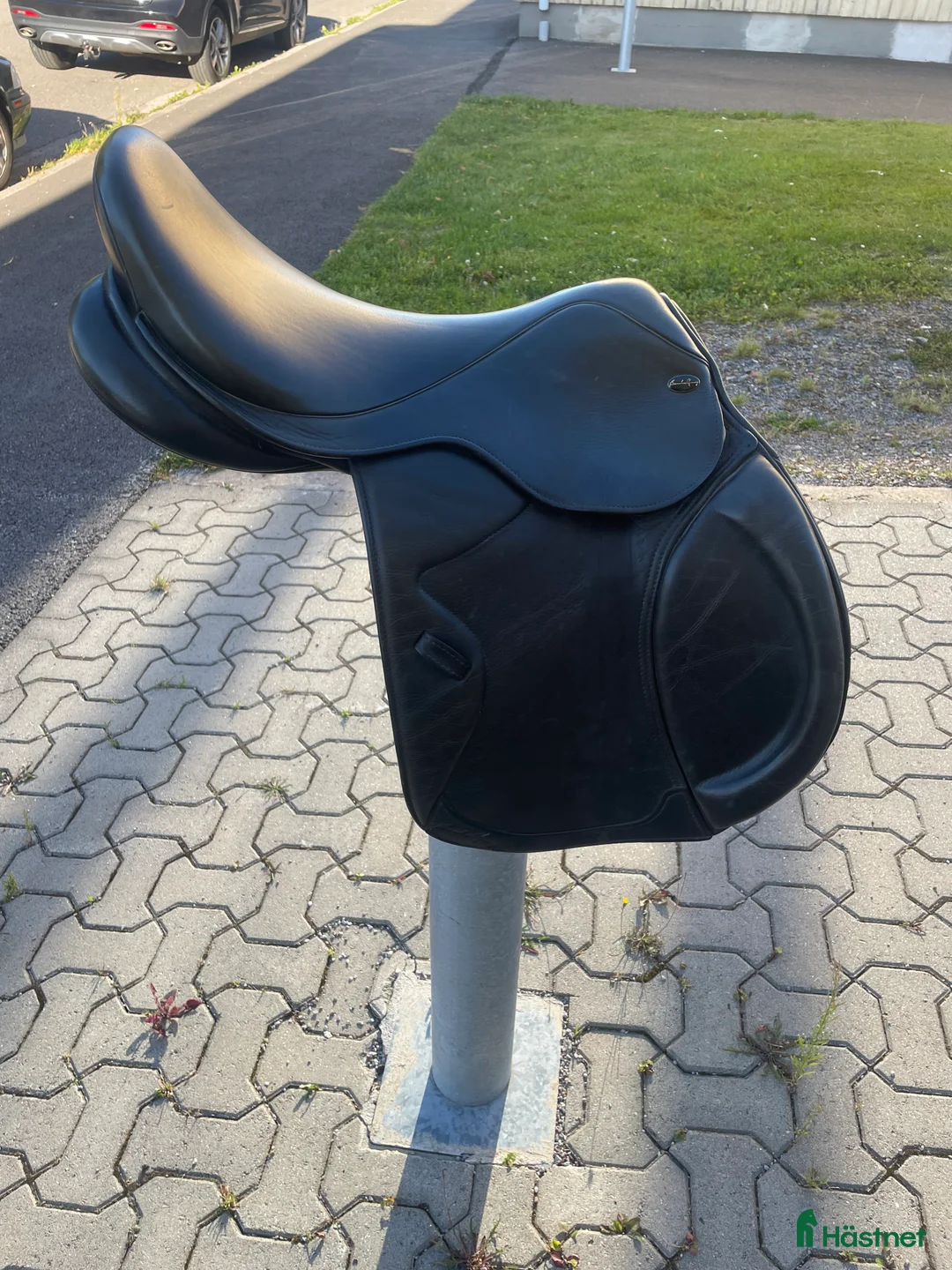 Sadlar hästutrustning till salu: Svart santa Cruz sadel i Grästorp - Annons 2