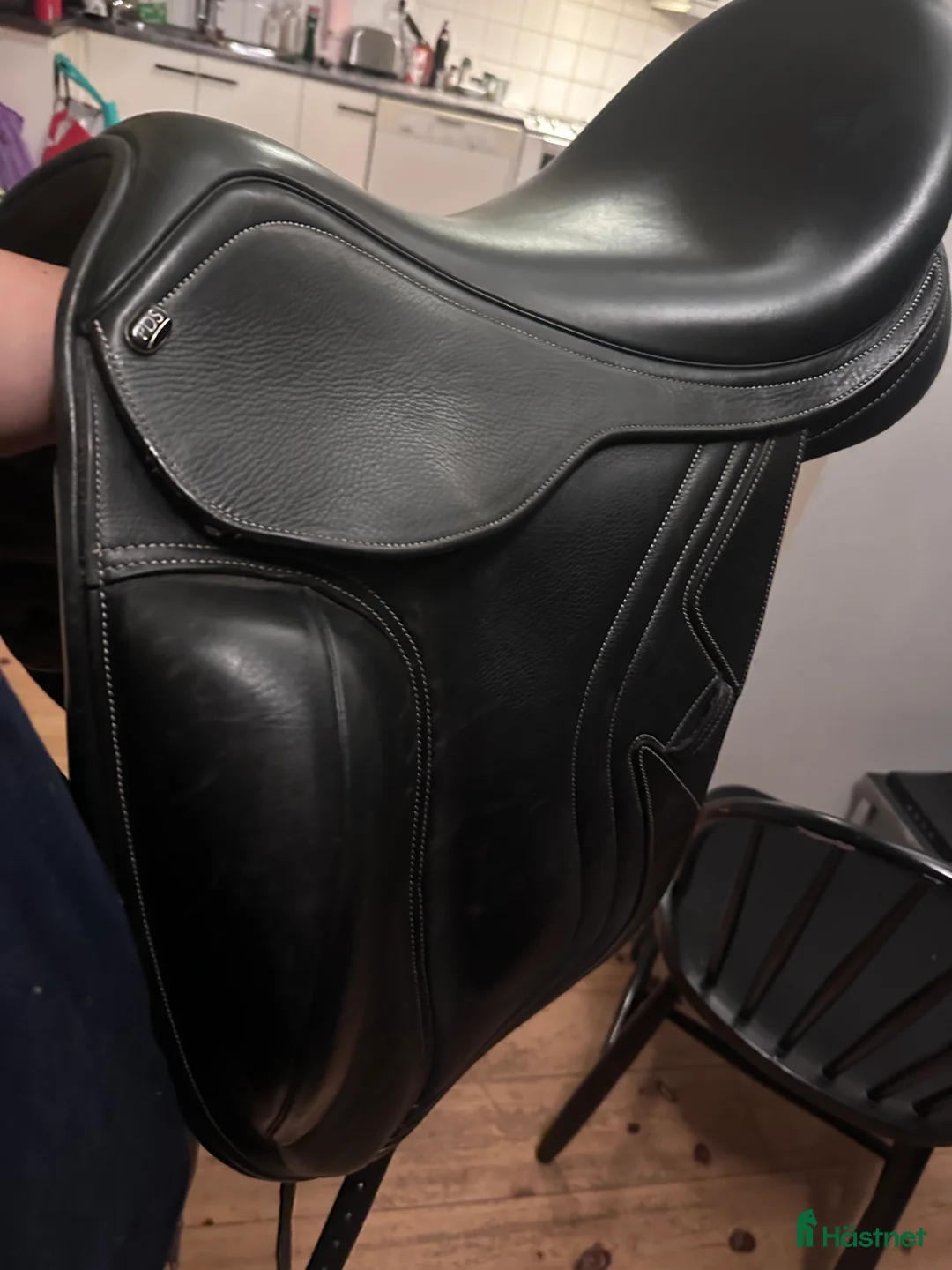 Sadlar hästutrustning till salu: Obetydligt använd dressyrsadel i Värmdö - Annons 1