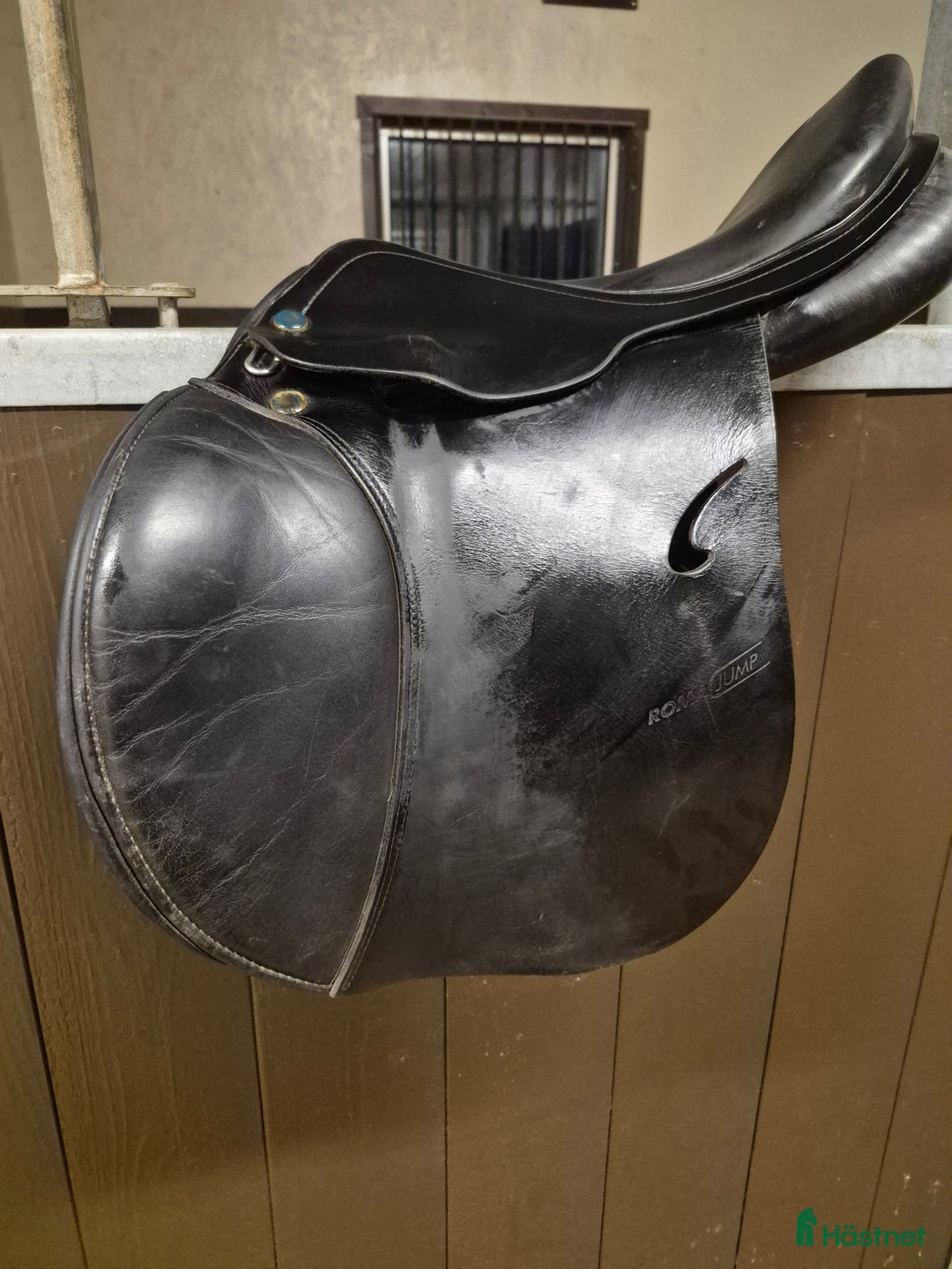 Sadlar hästutrustning till salu: Fin hopp sadel i Skåpafors - Annons 1
