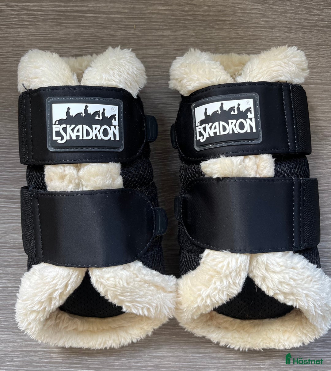 Benskydd hästutrustning till salu: Nästan nya benskydd i Farsta - Annons 1