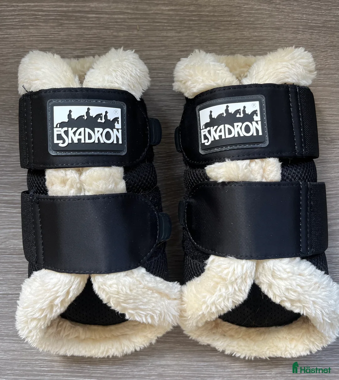 Benskydd hästutrustning till salu: Nästan nya benskydd i Farsta - Annons 1