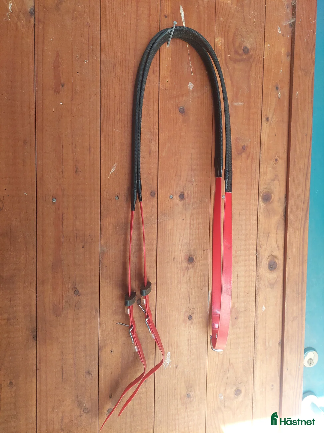 Träns hästutrustning till salu: Röda tyglar - Annons 1