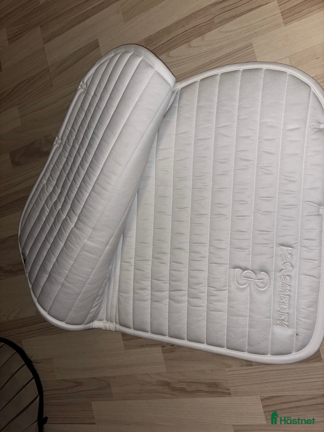 Schabrak & Vojlockar hästutrustning till salu: PS of Sweden schabrak – vit stripe, fint skick i Surahammar - Annons 3