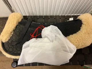 Sadeltillbehör hästutrustning Svart mattes fårskinnspadd - Annons 4