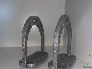 Stigbyglar hästutrustning till salu: Fina stigbyglar i Lindome - Annons 6