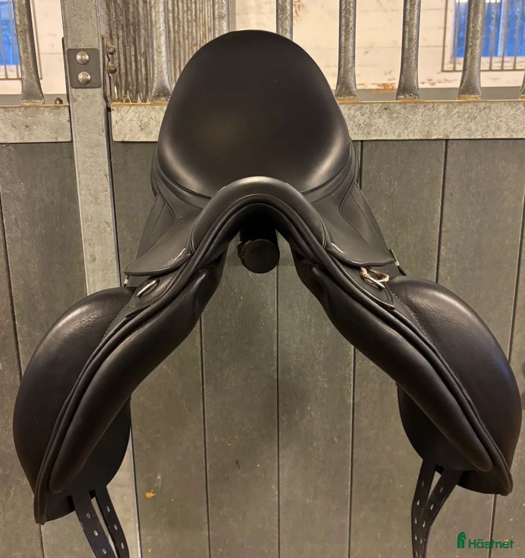 Sadlar hästutrustning till salu: Equipe dressyr sadel  i Riala - Annons 2