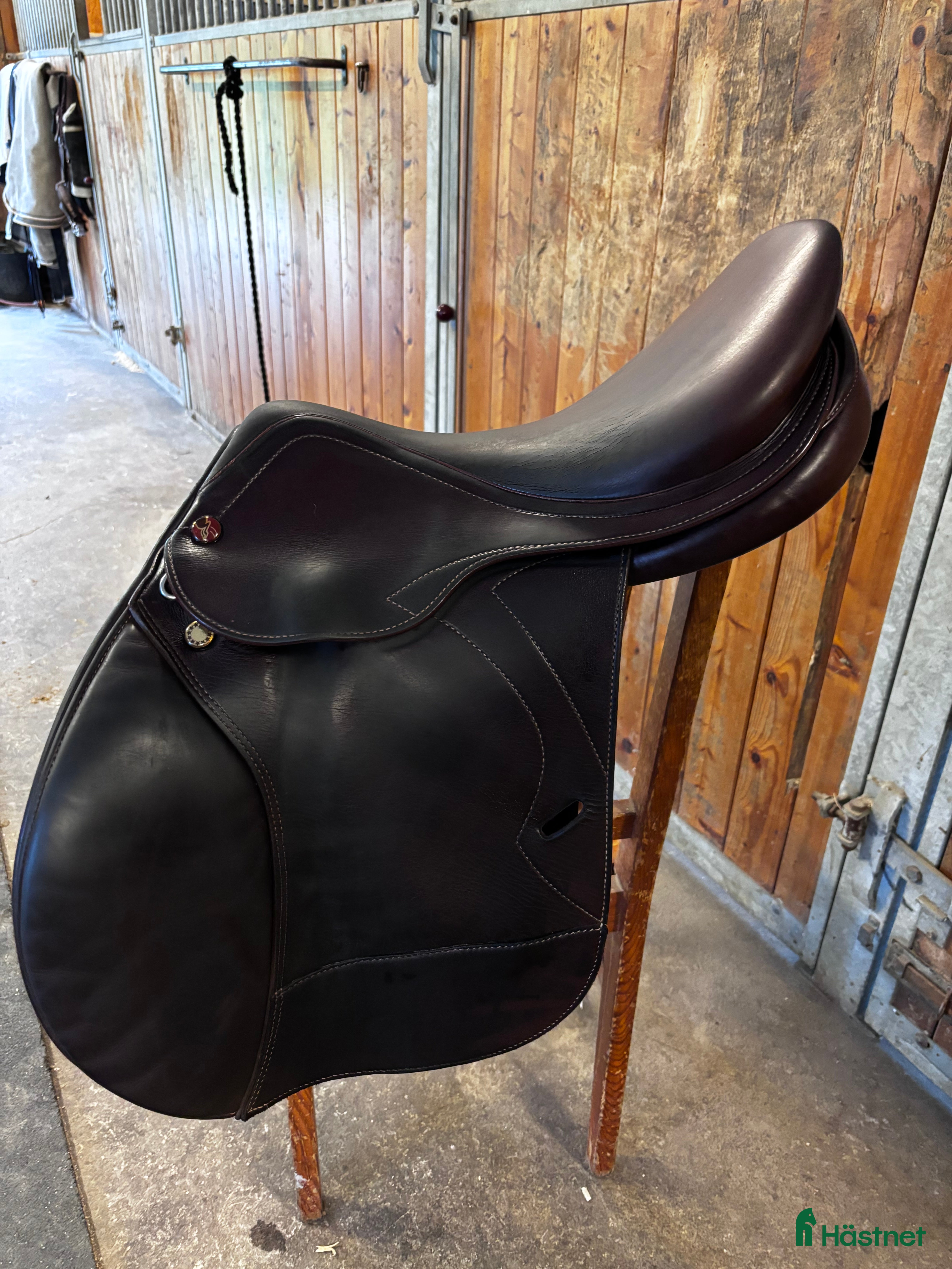 Sadlar hästutrustning till salu: Prestige Versailles hoppsadel brun. 17/32 M +2 i Nol - Annons 1